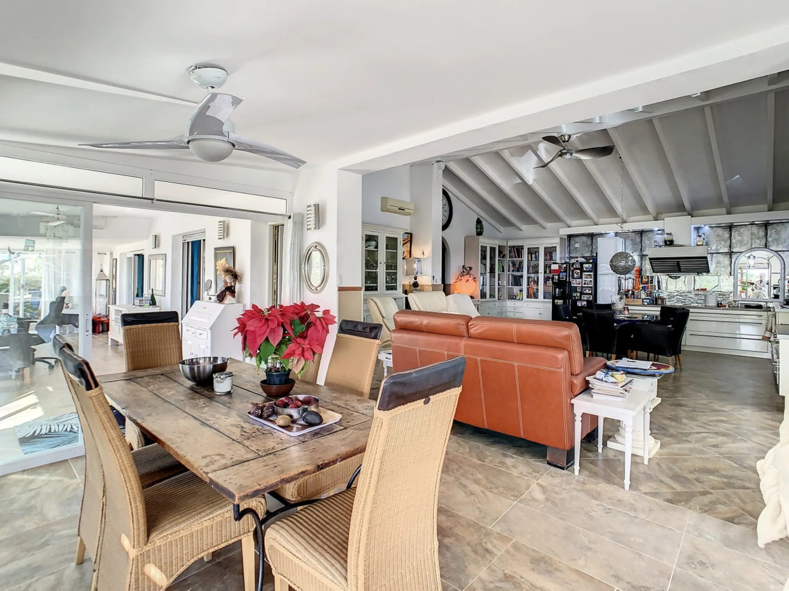 You are looking for a large villa with a heated swimming pool, neatly hidden nearly at the top of a mountain, surrounded by nature with breath-taking views of the valley up to the sea and the village of Arenas? This might just be what you are looking for.