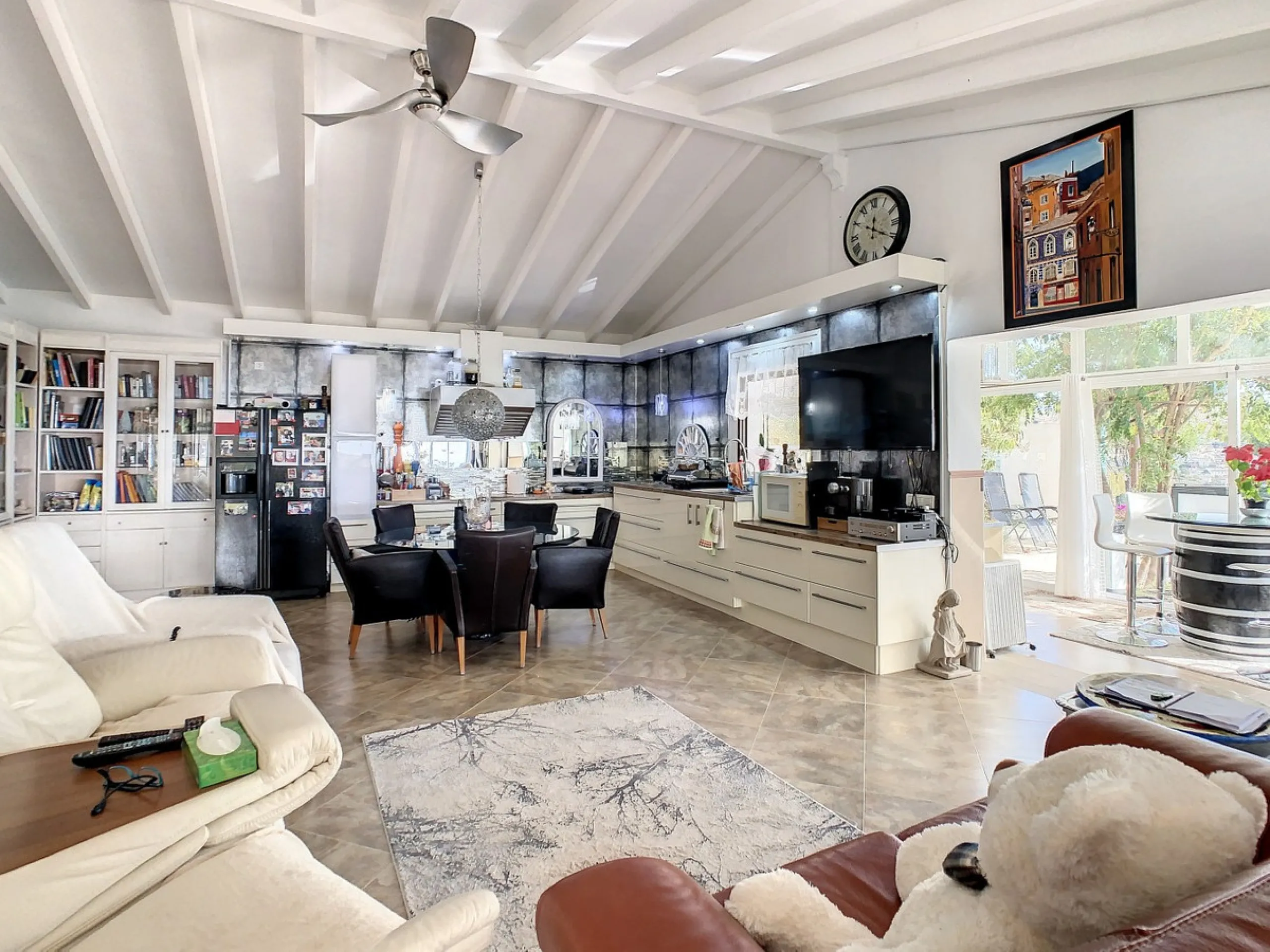 You are looking for a large villa with a heated swimming pool, neatly hidden nearly at the top of a mountain, surrounded by nature with breath-taking views of the valley up to the sea and the village of Arenas? This might just be what you are looking for.