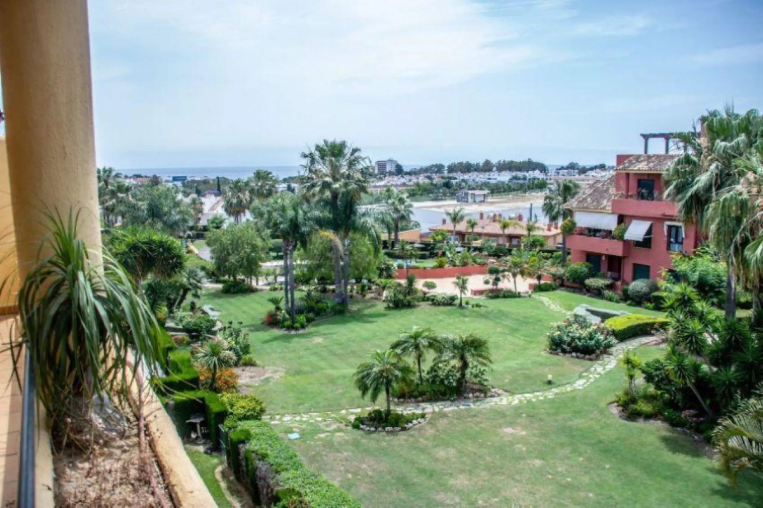 3 Bedrooms, 3 Bathrooms, Built 300 m², Terrace 60 m².