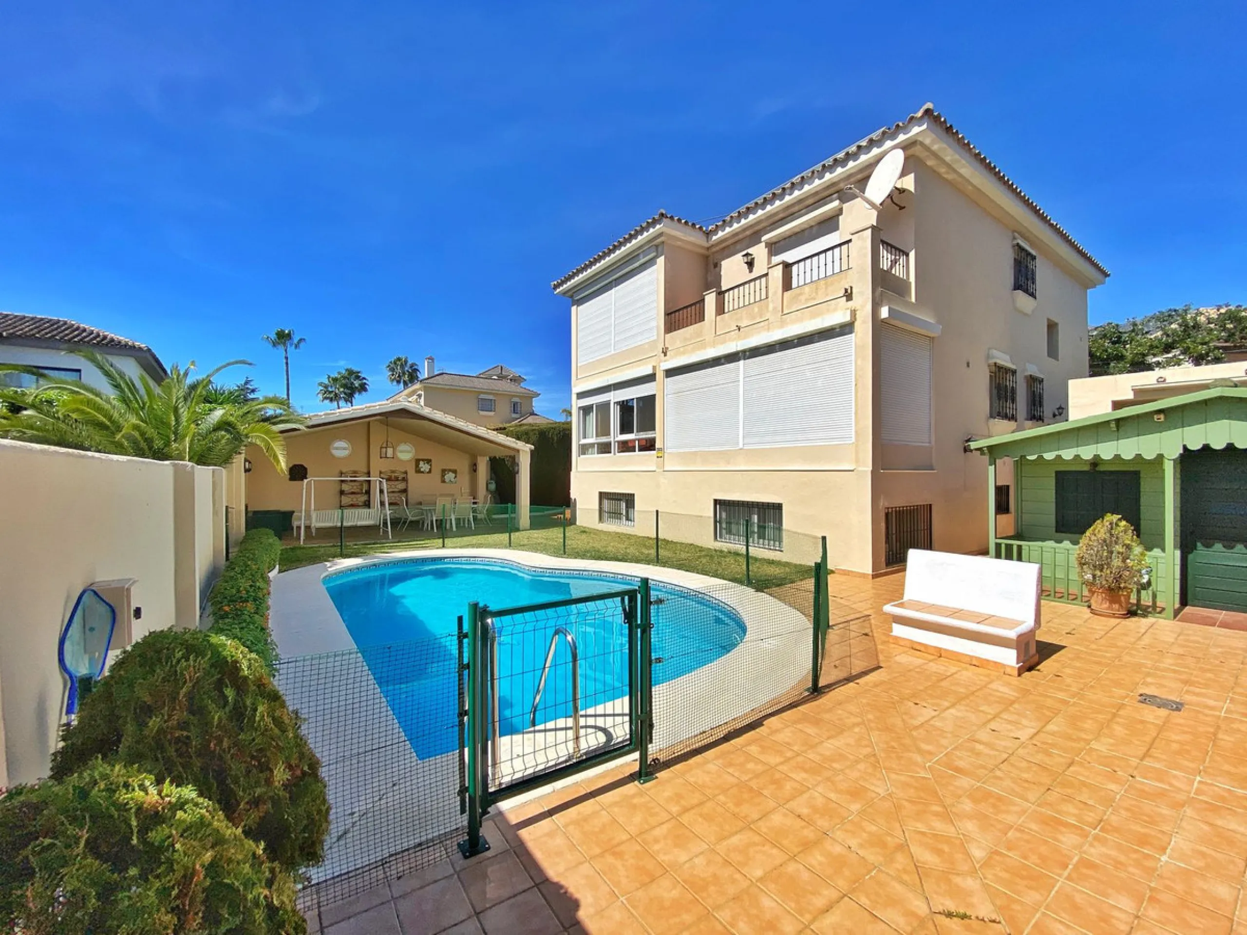 Fantastic independent villa located in the center of the city, a few minutes walk from the old town and Ricardo Soriano avenue.