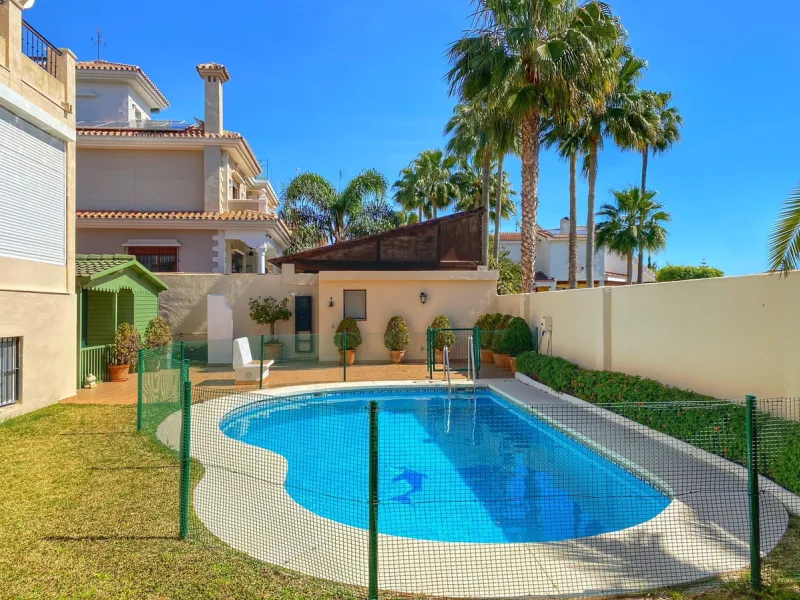 Fantastic independent villa located in the center of the city, a few minutes walk from the old town and Ricardo Soriano avenue.