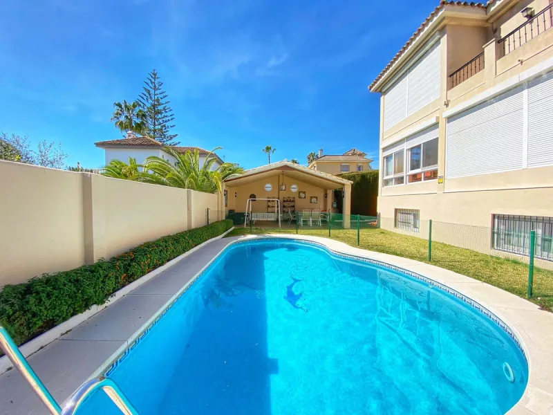 Fantastic independent villa located in the center of the city, a few minutes walk from the old town and Ricardo Soriano avenue.
