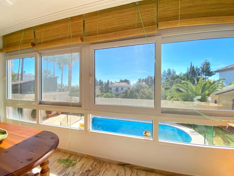 Fantastic independent villa located in the center of the city, a few minutes walk from the old town and Ricardo Soriano avenue.