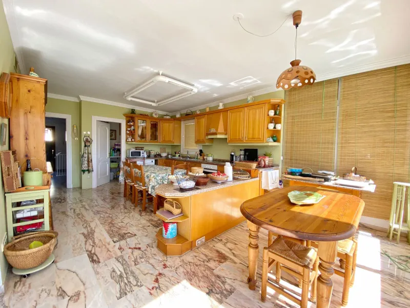 Fantastic independent villa located in the center of the city, a few minutes walk from the old town and Ricardo Soriano avenue.