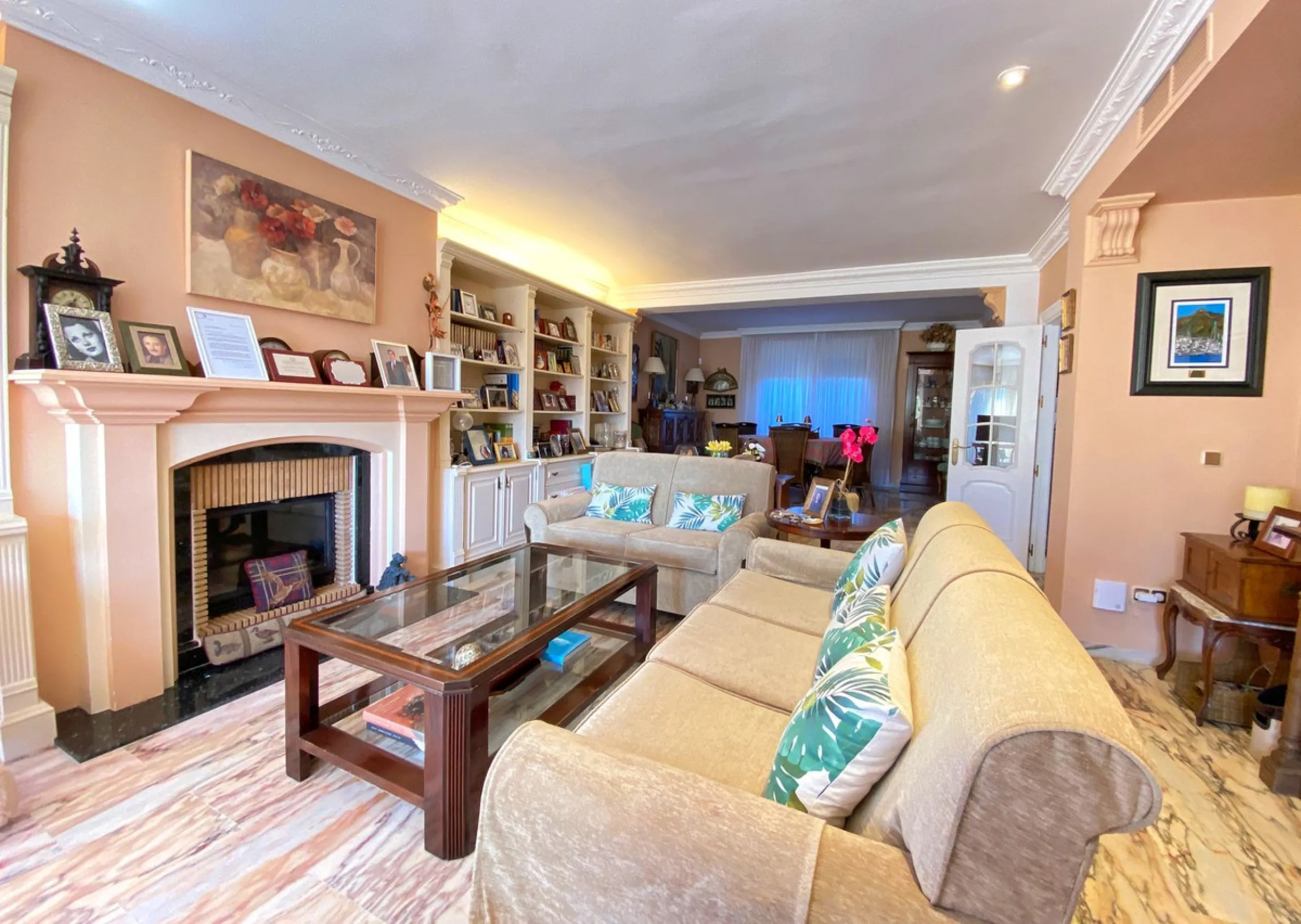 Fantastic independent villa located in the center of the city, a few minutes walk from the old town and Ricardo Soriano avenue.