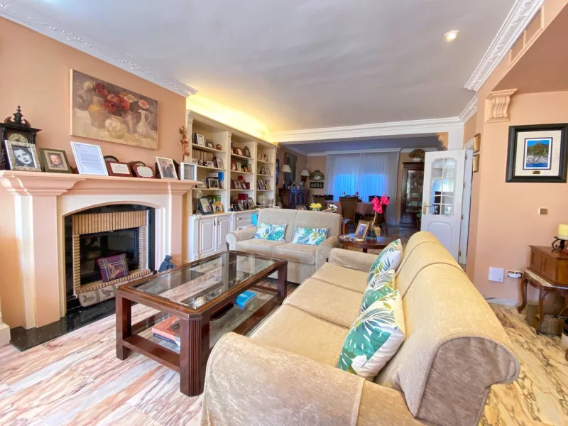 Fantastic independent villa located in the center of the city, a few minutes walk from the old town and Ricardo Soriano avenue.