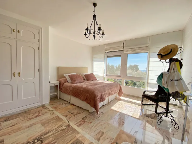 Fantastic independent villa located in the center of the city, a few minutes walk from the old town and Ricardo Soriano avenue.