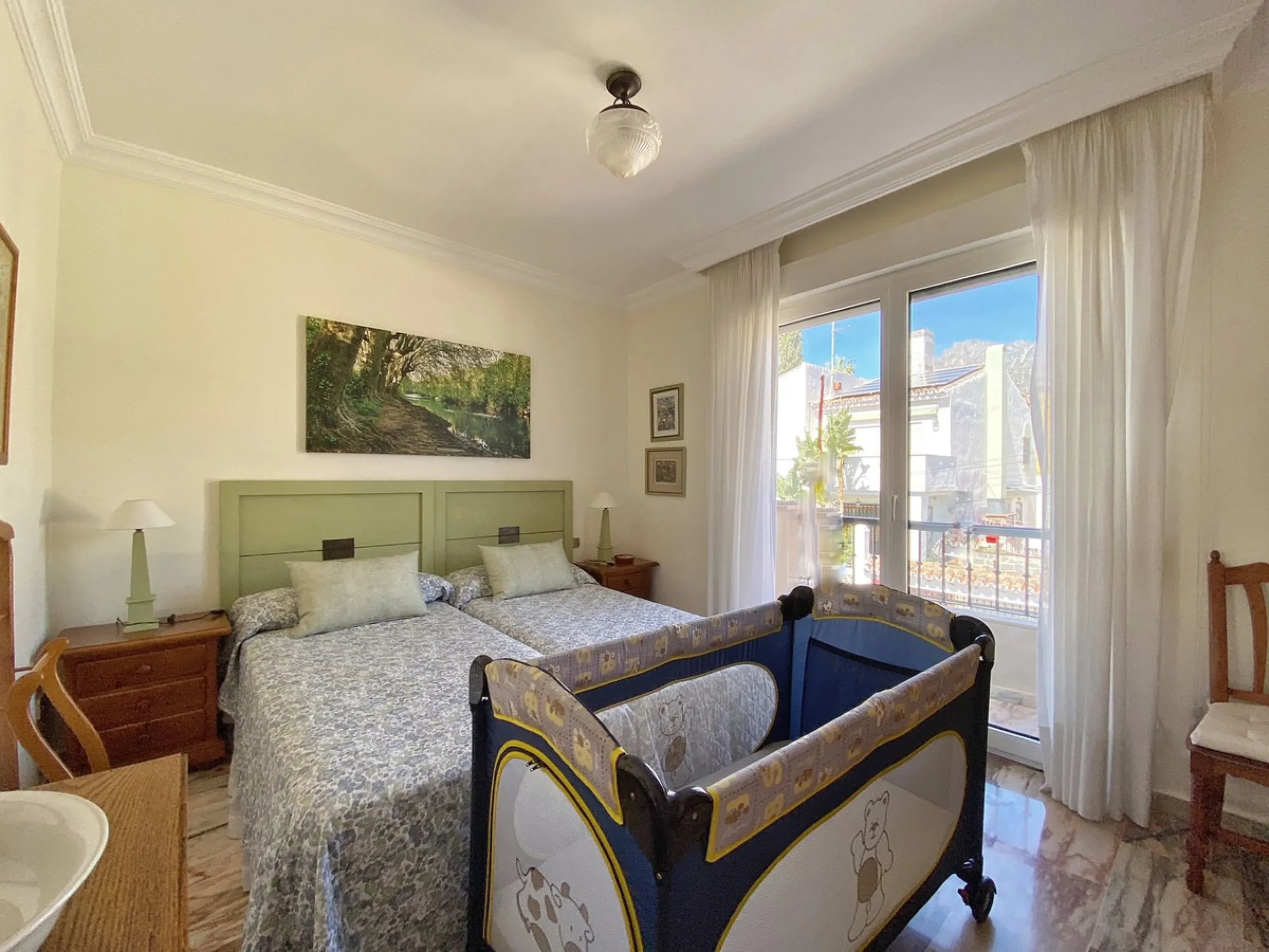 Fantastic independent villa located in the center of the city, a few minutes walk from the old town and Ricardo Soriano avenue.
