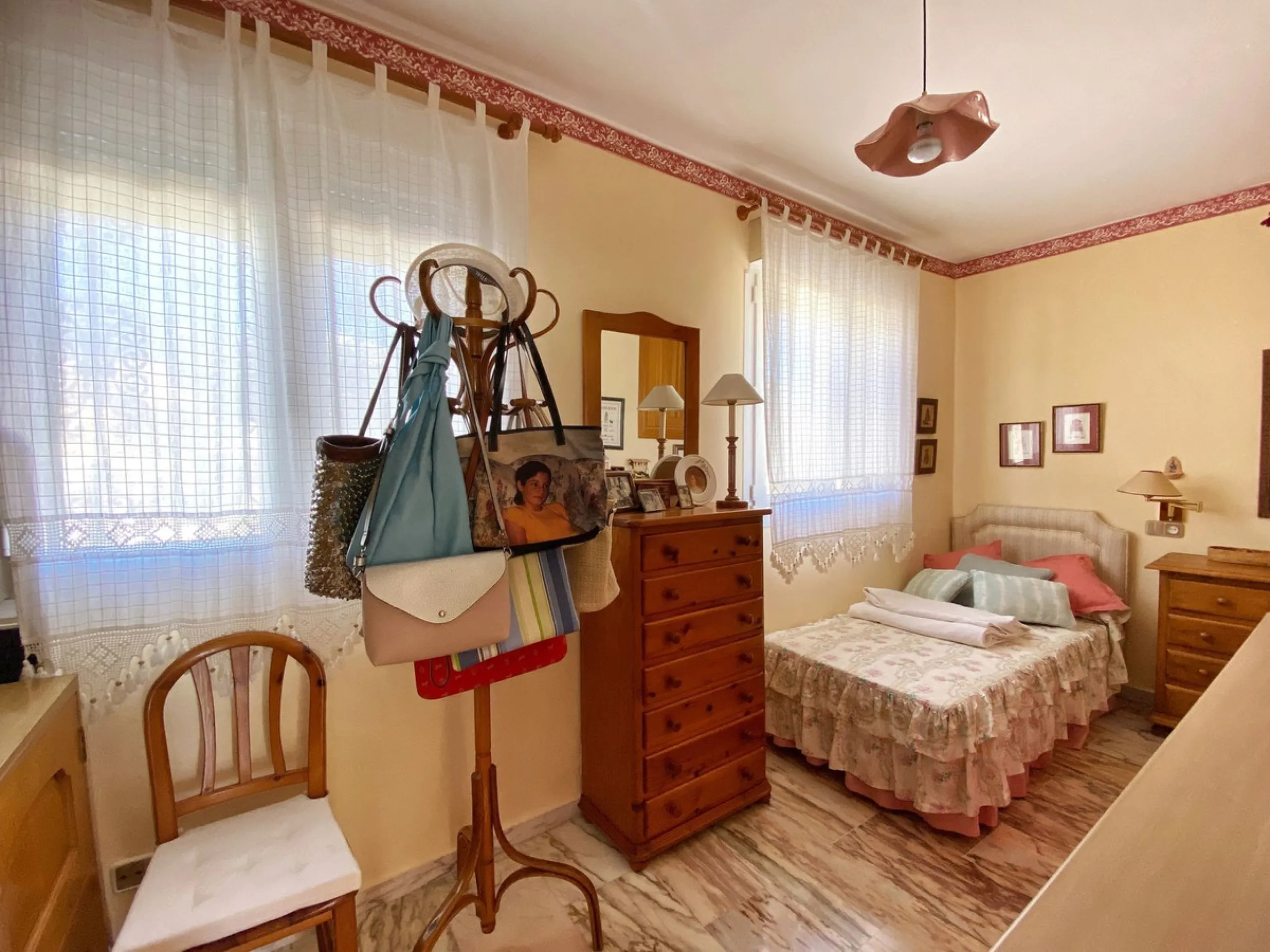Fantastic independent villa located in the center of the city, a few minutes walk from the old town and Ricardo Soriano avenue.