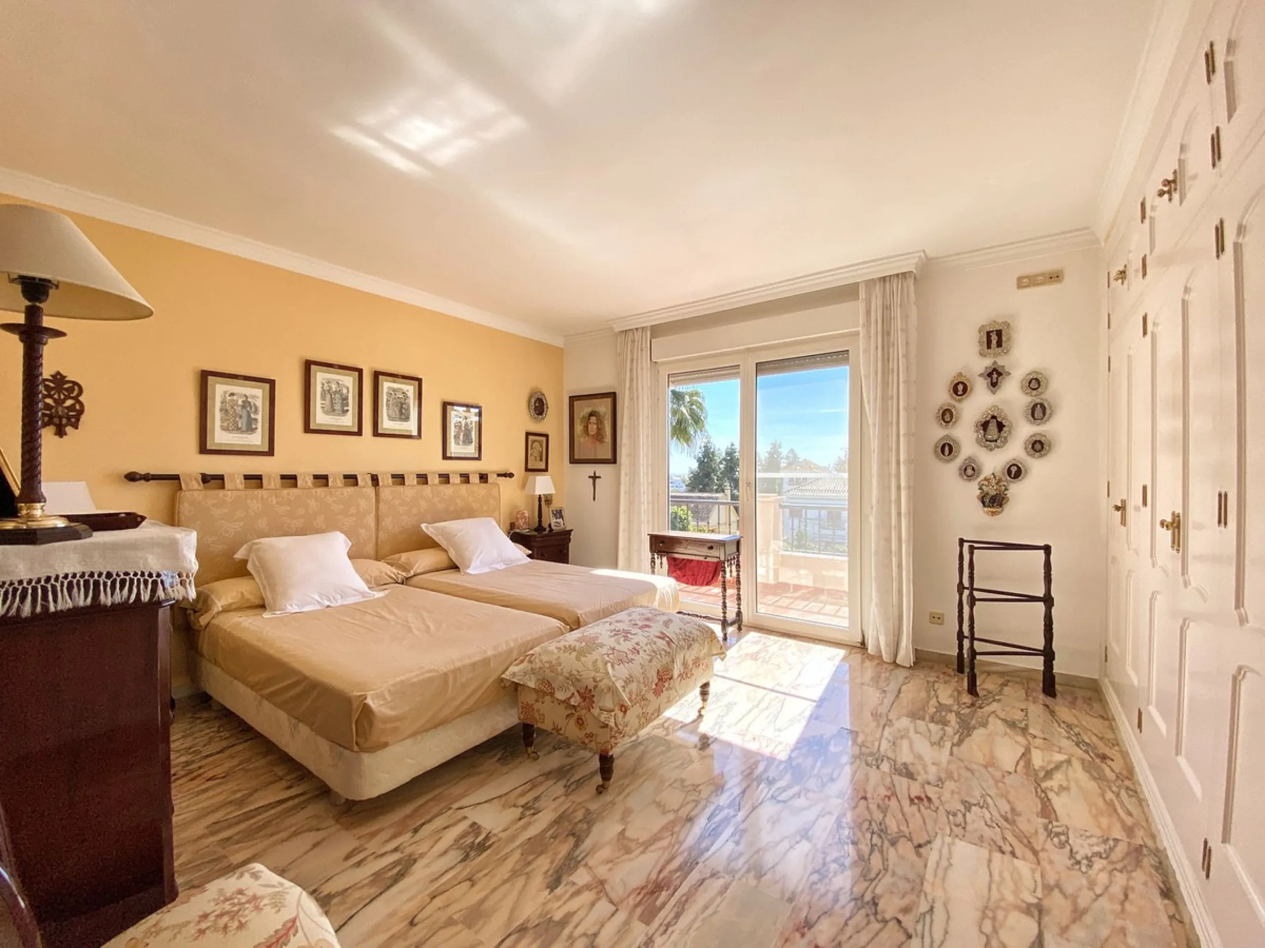 Fantastic independent villa located in the center of the city, a few minutes walk from the old town and Ricardo Soriano avenue.