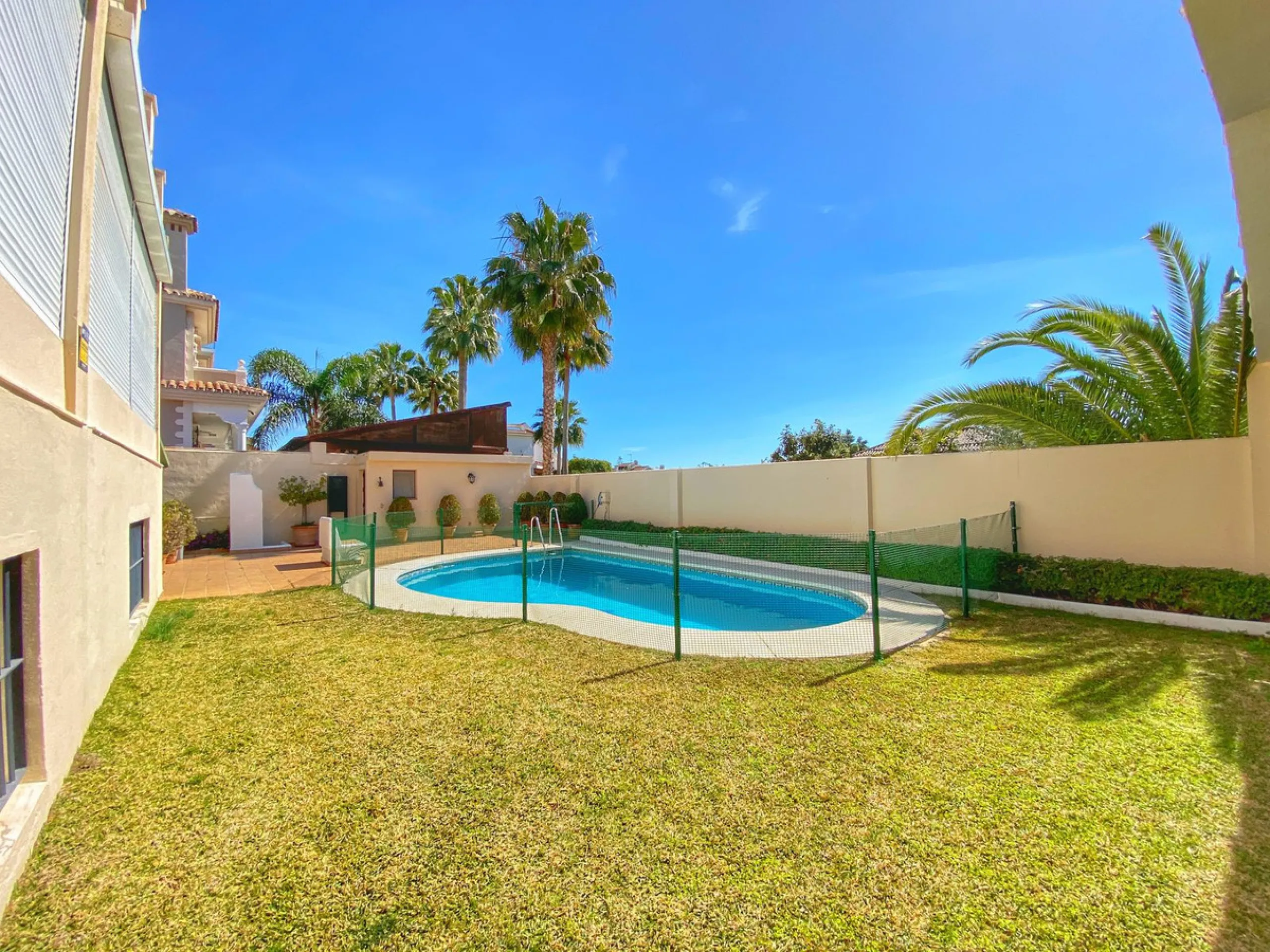 Fantastic independent villa located in the center of the city, a few minutes walk from the old town and Ricardo Soriano avenue.