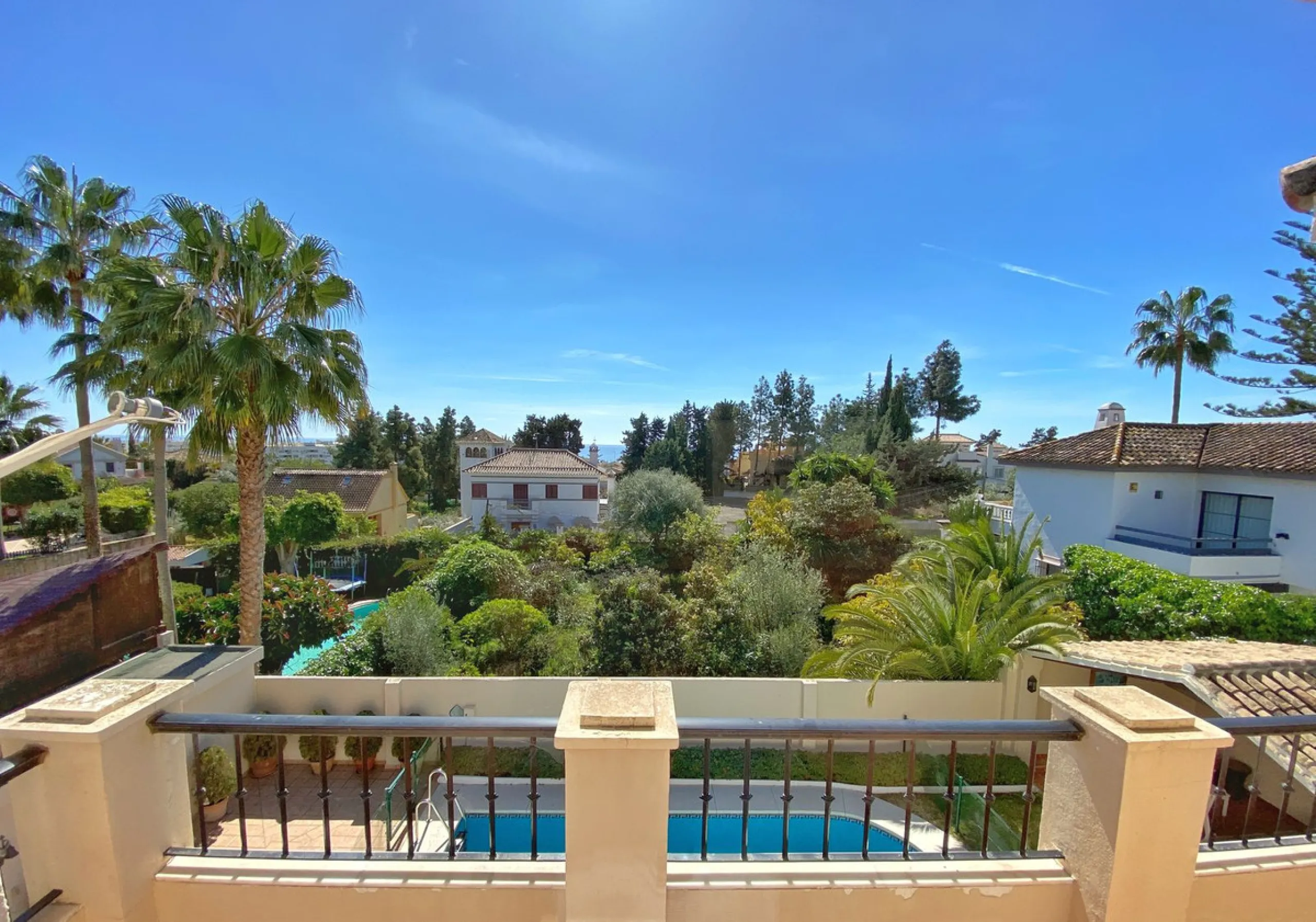 Fantastic independent villa located in the center of the city, a few minutes walk from the old town and Ricardo Soriano avenue.