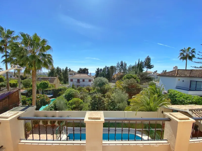 Fantastic independent villa located in the center of the city, a few minutes walk from the old town and Ricardo Soriano avenue.