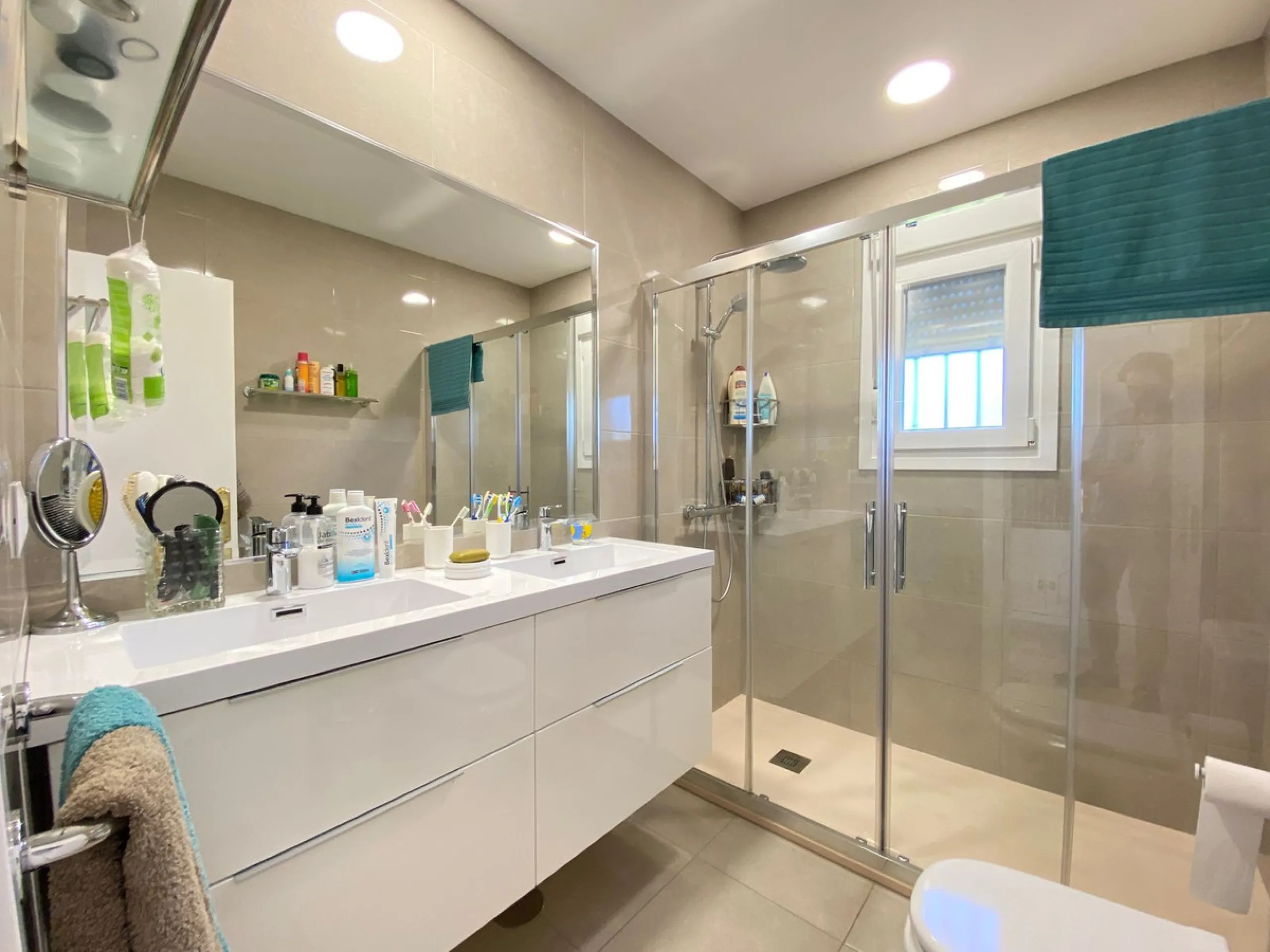 Fantastic independent villa located in the center of the city, a few minutes walk from the old town and Ricardo Soriano avenue.