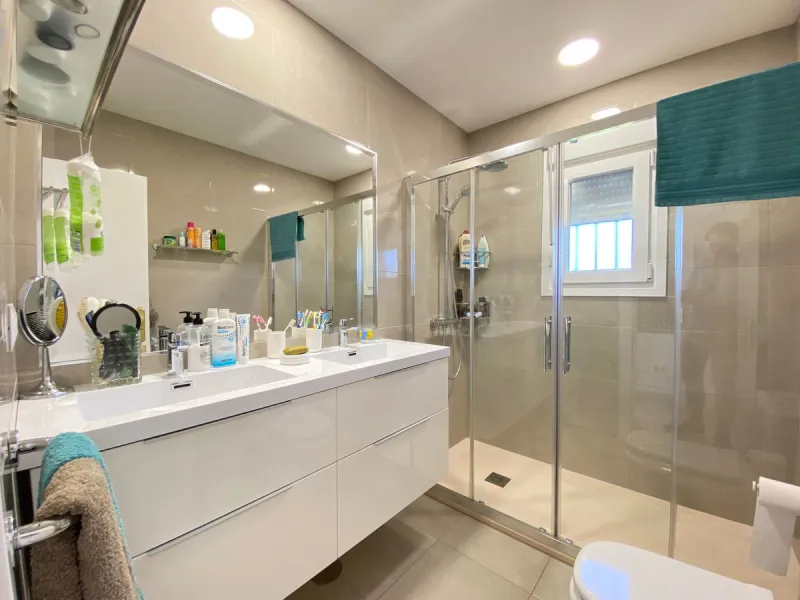 Fantastic independent villa located in the center of the city, a few minutes walk from the old town and Ricardo Soriano avenue.