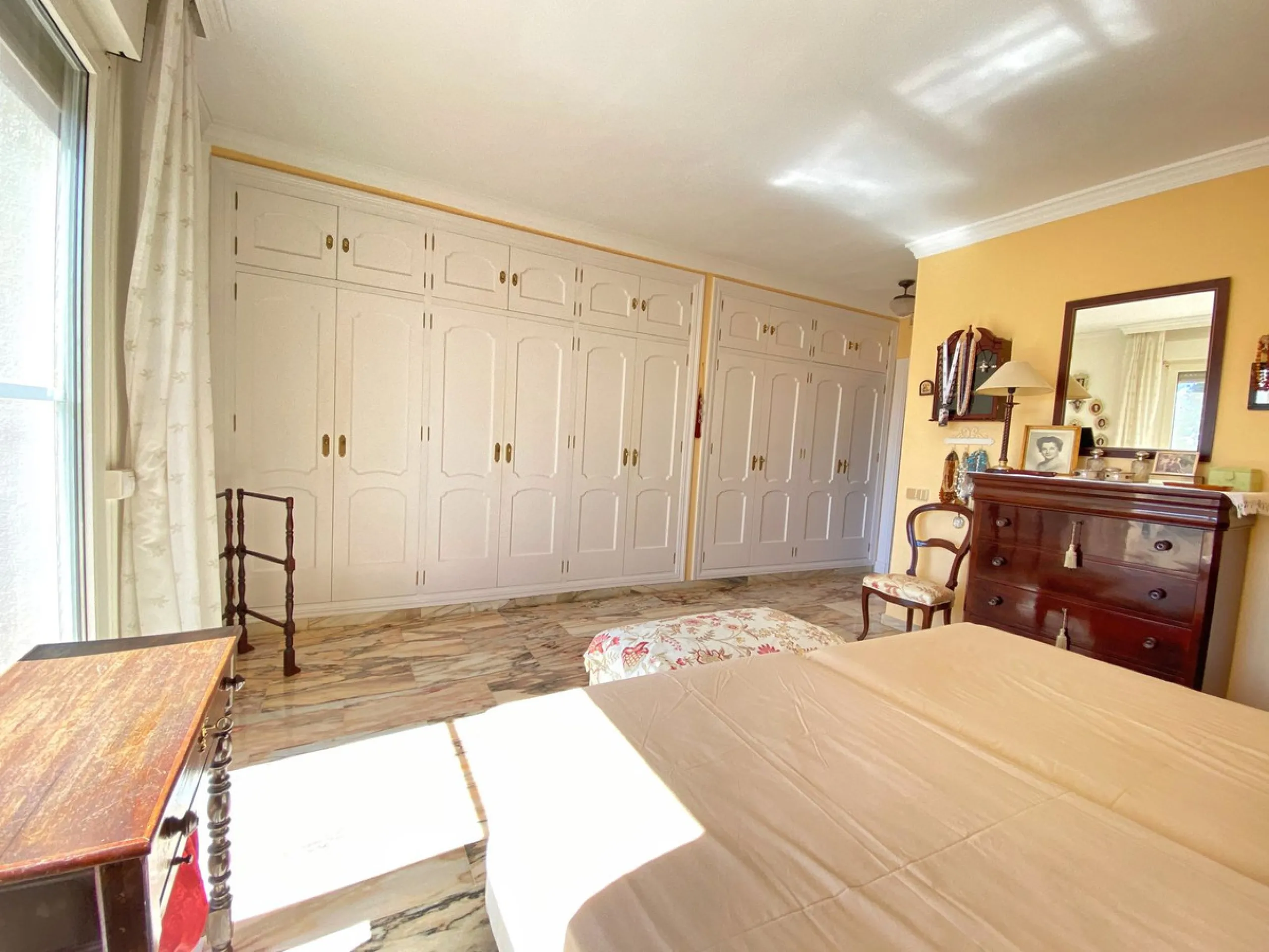 Fantastic independent villa located in the center of the city, a few minutes walk from the old town and Ricardo Soriano avenue.