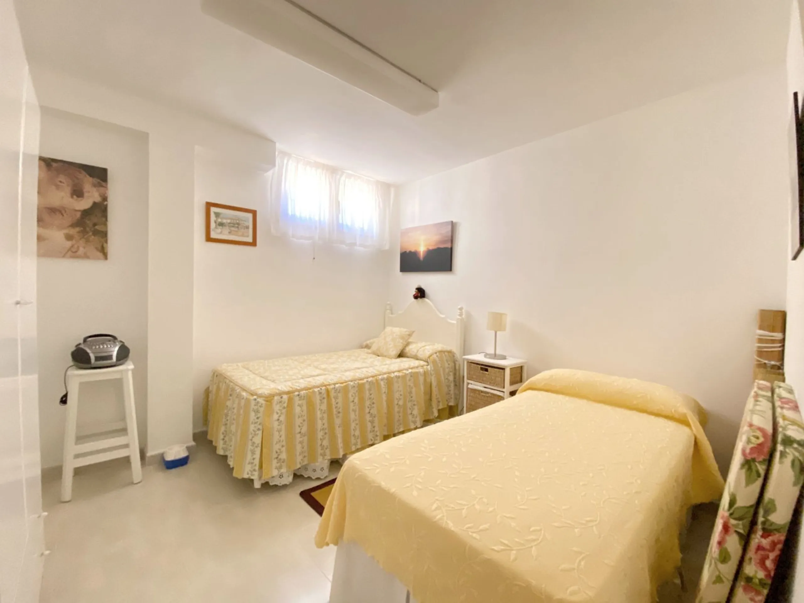 Fantastic independent villa located in the center of the city, a few minutes walk from the old town and Ricardo Soriano avenue.