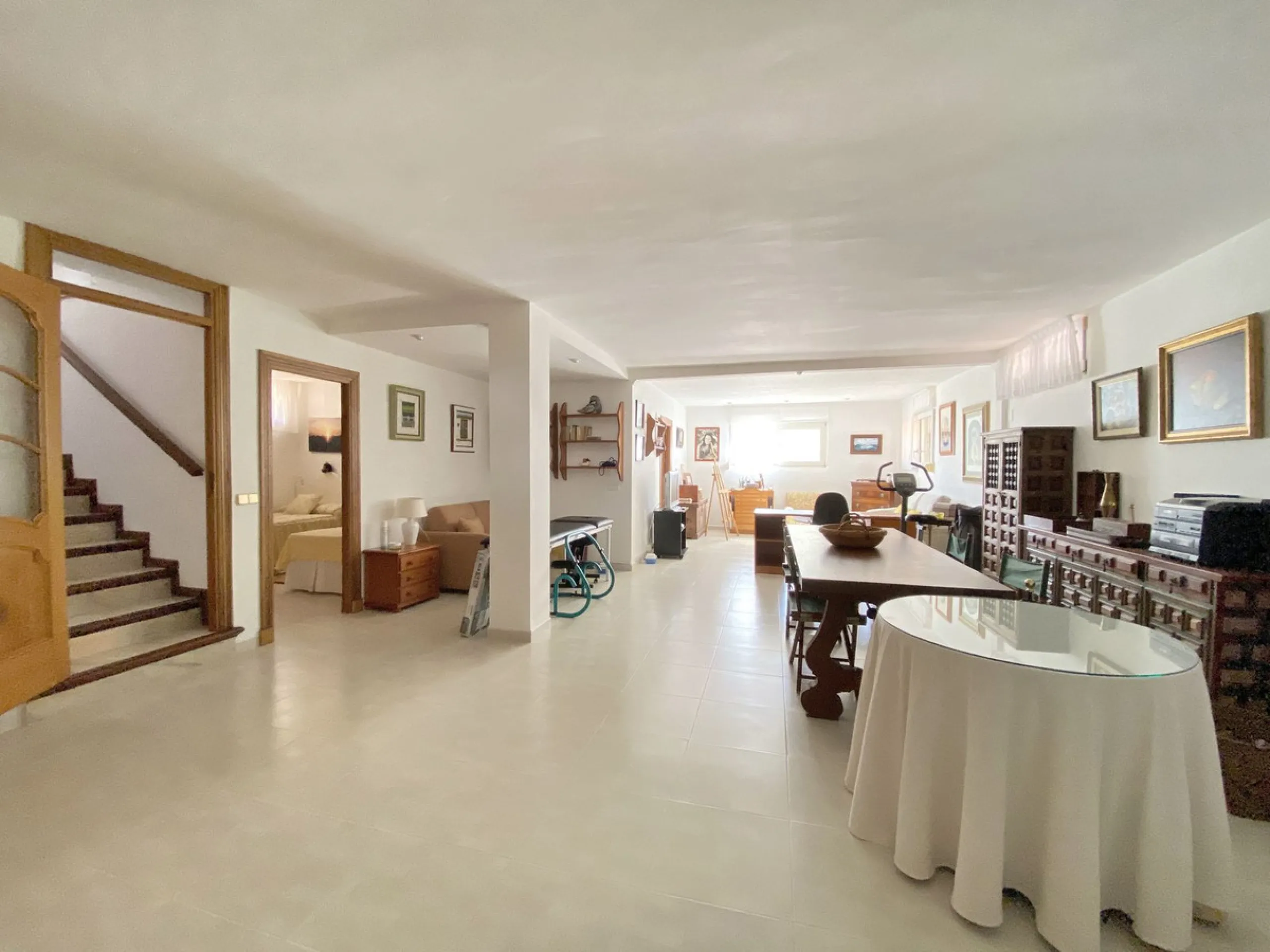 Fantastic independent villa located in the center of the city, a few minutes walk from the old town and Ricardo Soriano avenue.