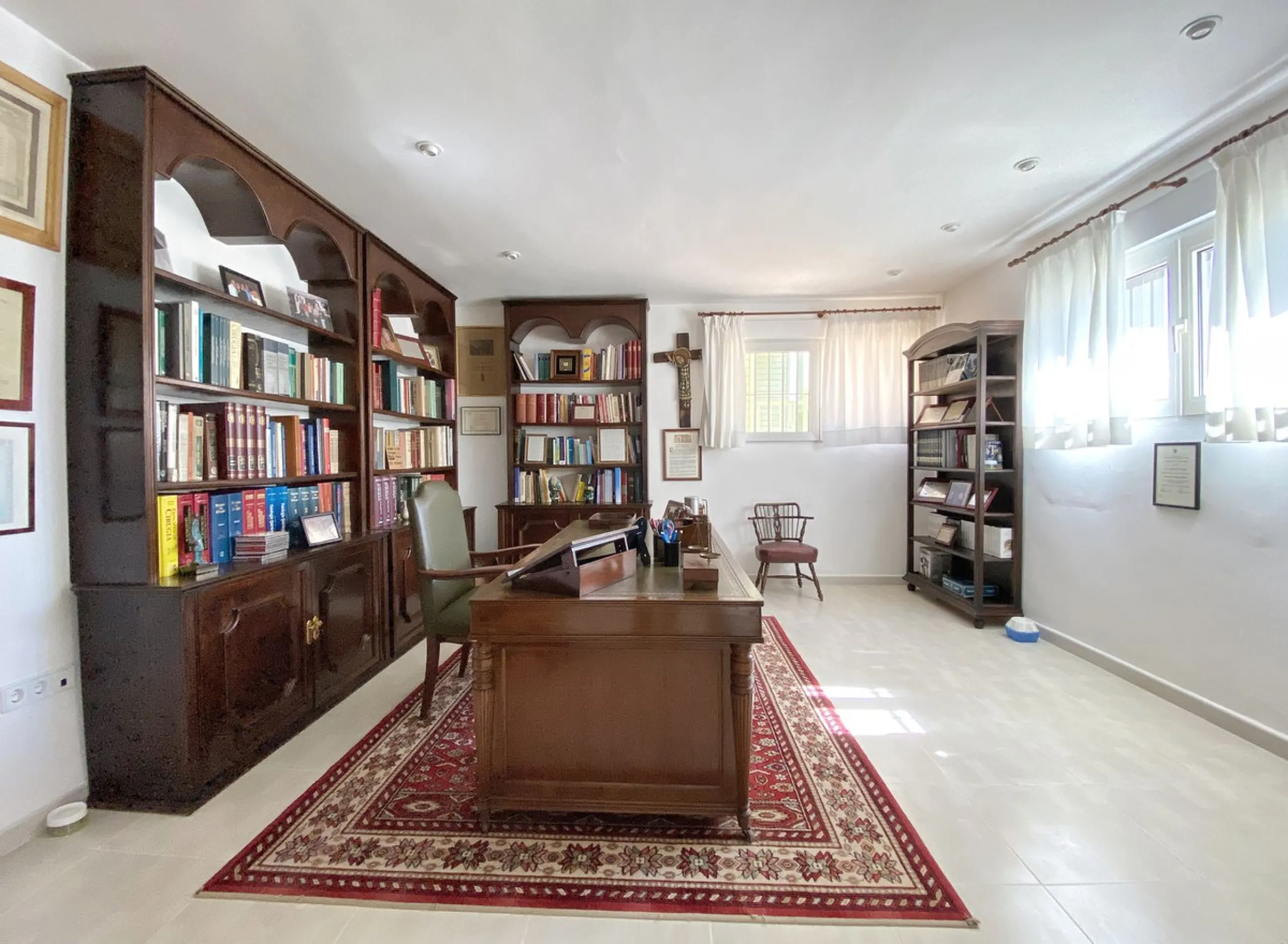 Fantastic independent villa located in the center of the city, a few minutes walk from the old town and Ricardo Soriano avenue.