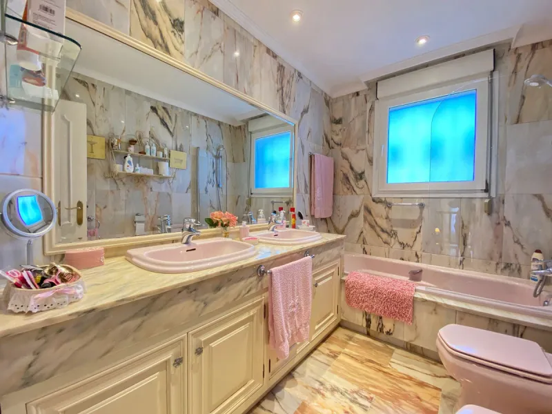 Fantastic independent villa located in the center of the city, a few minutes walk from the old town and Ricardo Soriano avenue.