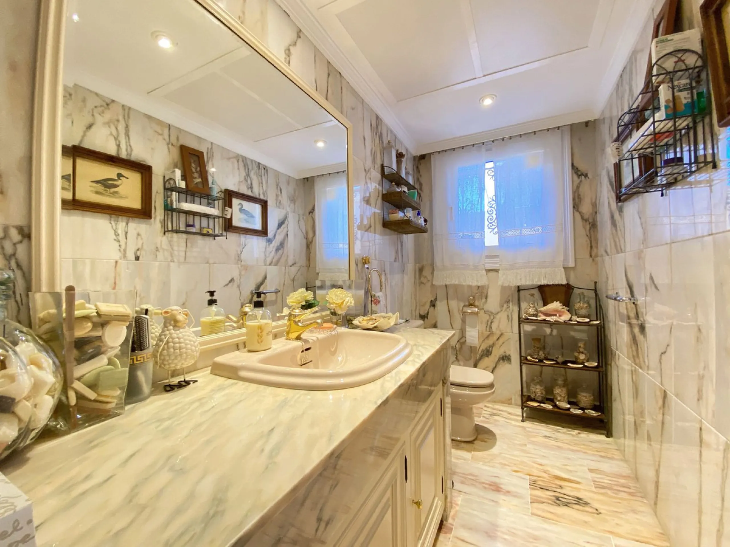 Fantastic independent villa located in the center of the city, a few minutes walk from the old town and Ricardo Soriano avenue.