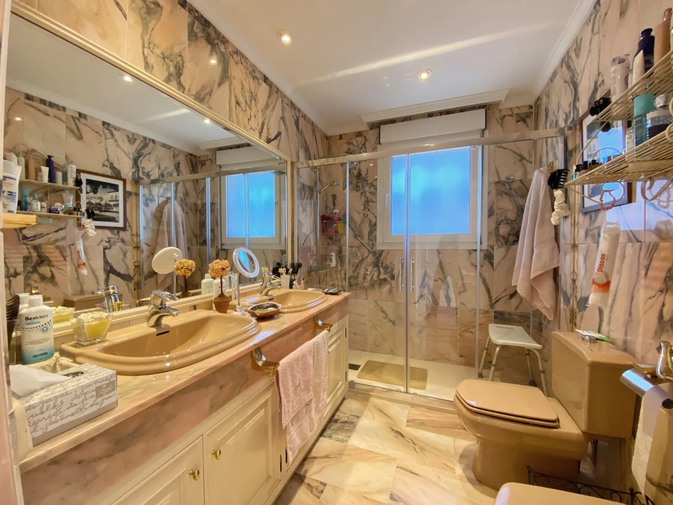Fantastic independent villa located in the center of the city, a few minutes walk from the old town and Ricardo Soriano avenue.