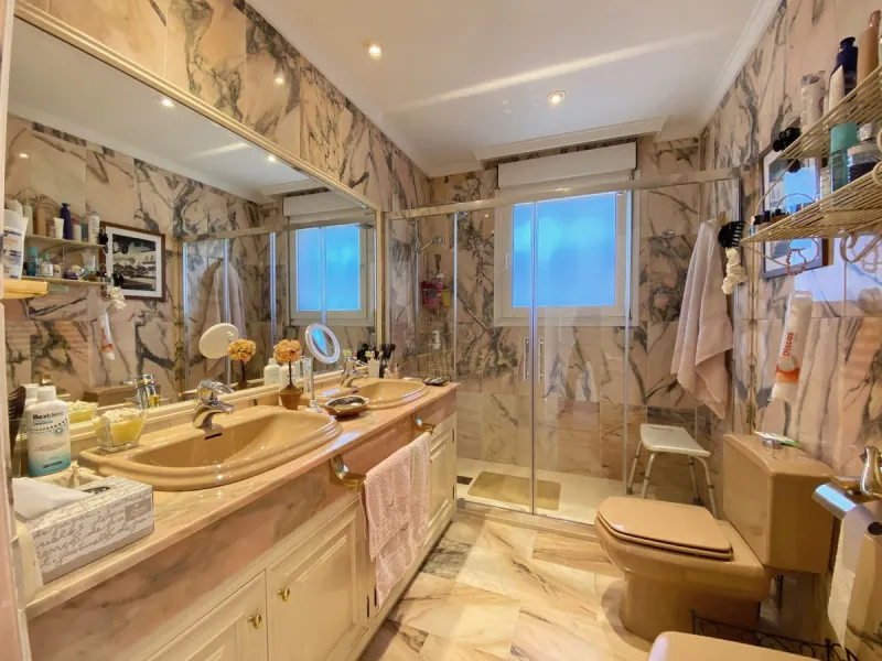 Fantastic independent villa located in the center of the city, a few minutes walk from the old town and Ricardo Soriano avenue.
