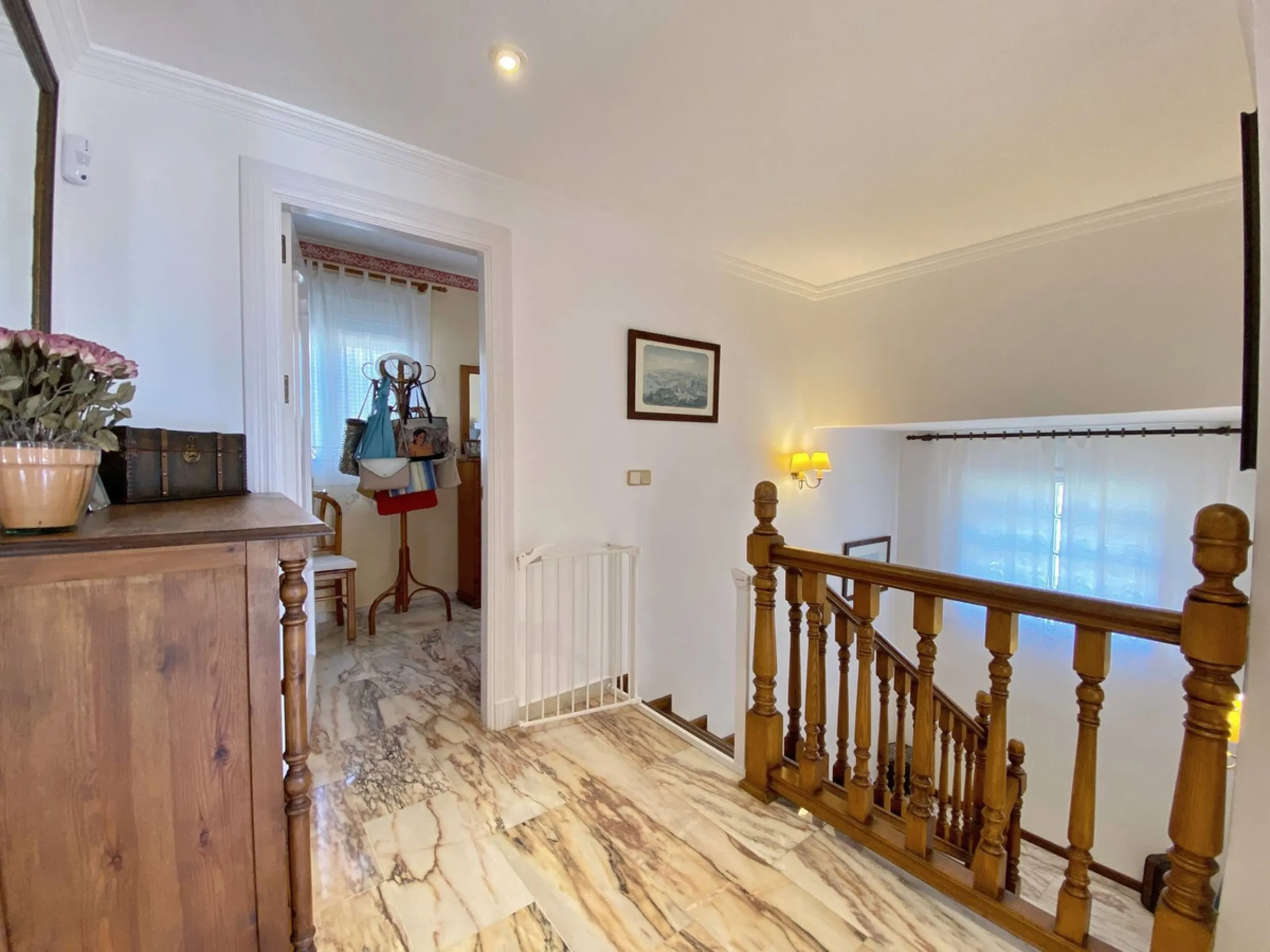 Fantastic independent villa located in the center of the city, a few minutes walk from the old town and Ricardo Soriano avenue.