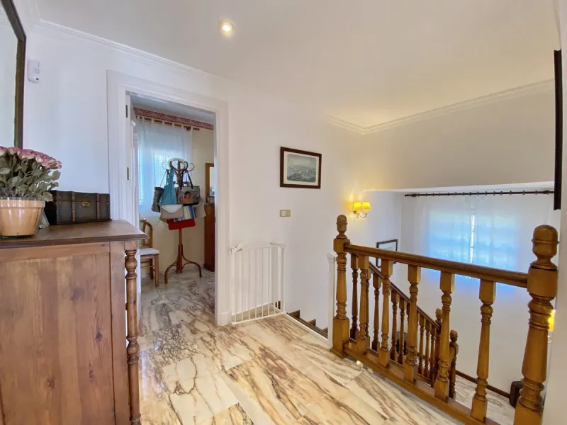 Fantastic independent villa located in the center of the city, a few minutes walk from the old town and Ricardo Soriano avenue.