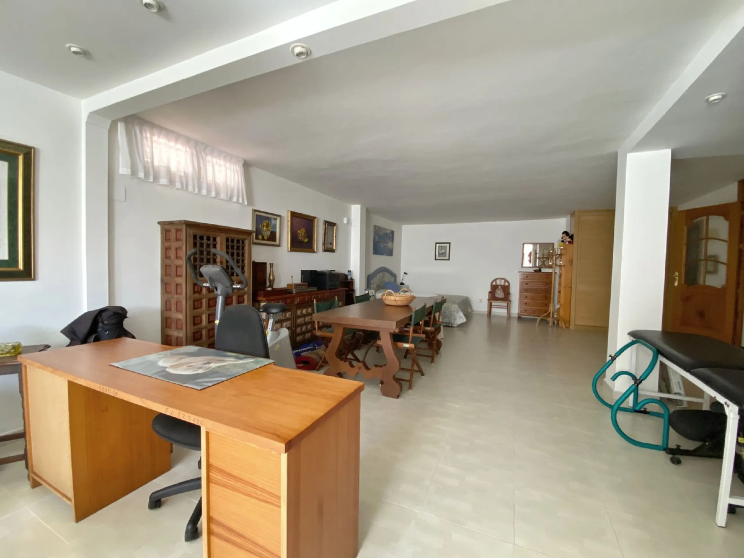 Fantastic independent villa located in the center of the city, a few minutes walk from the old town and Ricardo Soriano avenue.