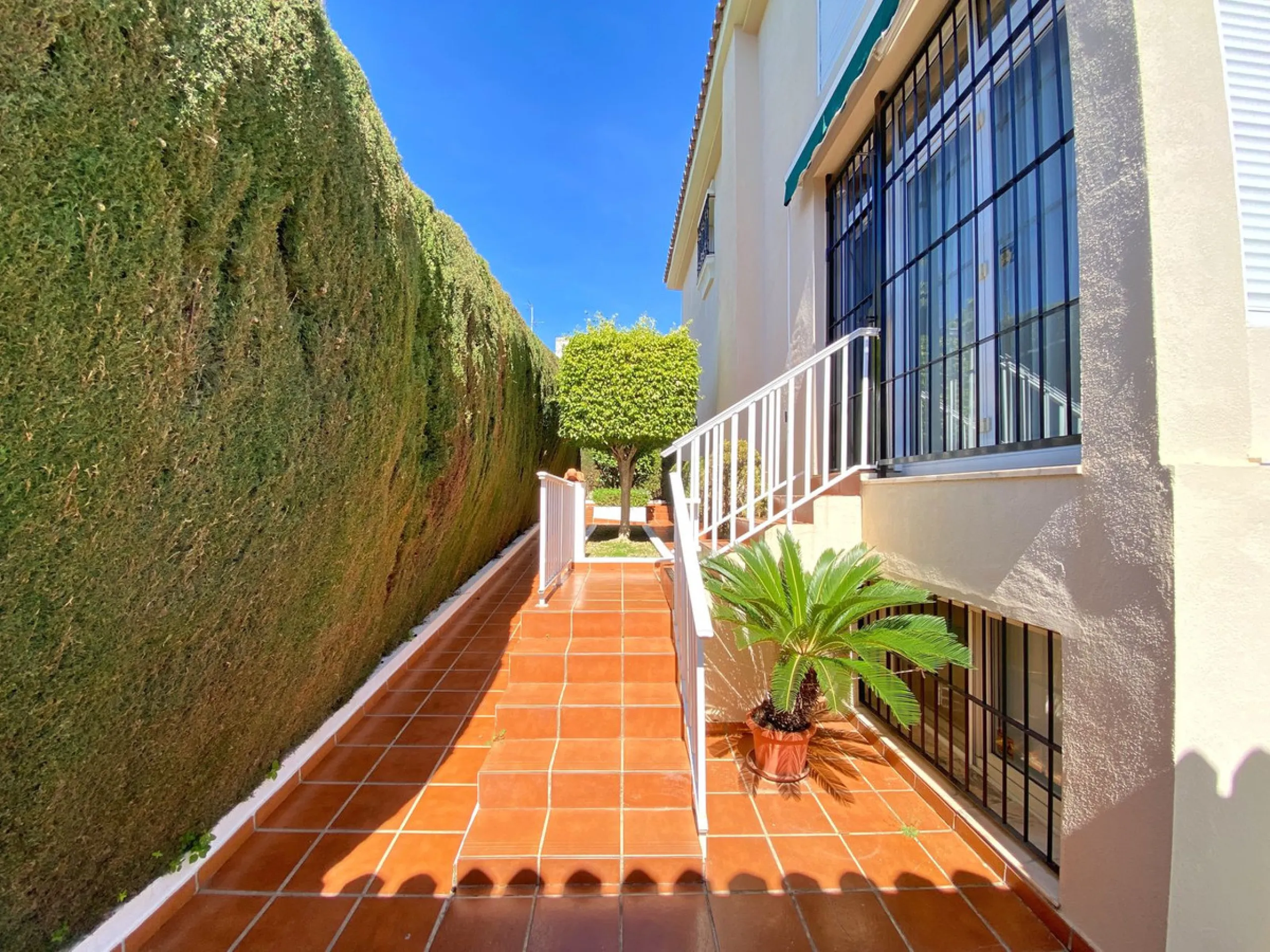 Fantastic independent villa located in the center of the city, a few minutes walk from the old town and Ricardo Soriano avenue.