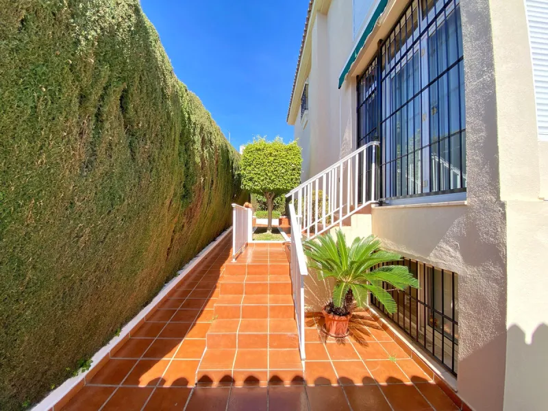 Fantastic independent villa located in the center of the city, a few minutes walk from the old town and Ricardo Soriano avenue.
