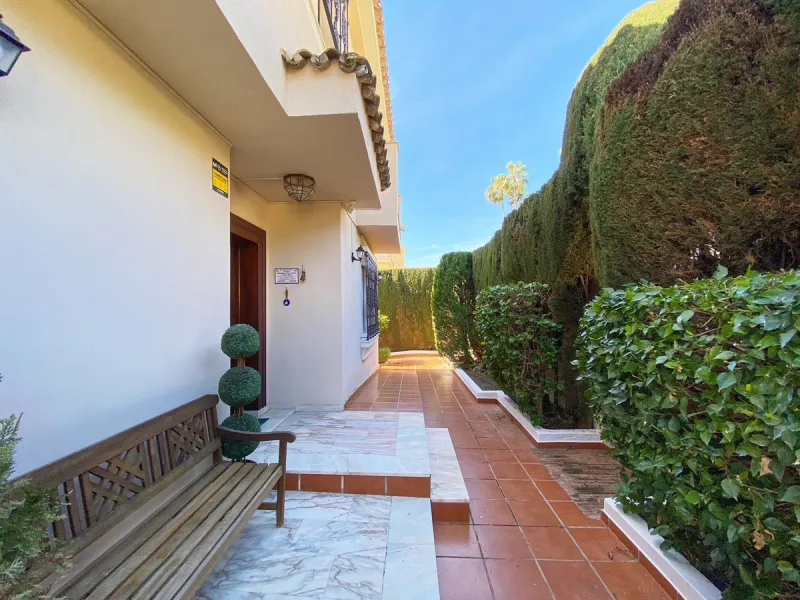 Fantastic independent villa located in the center of the city, a few minutes walk from the old town and Ricardo Soriano avenue.