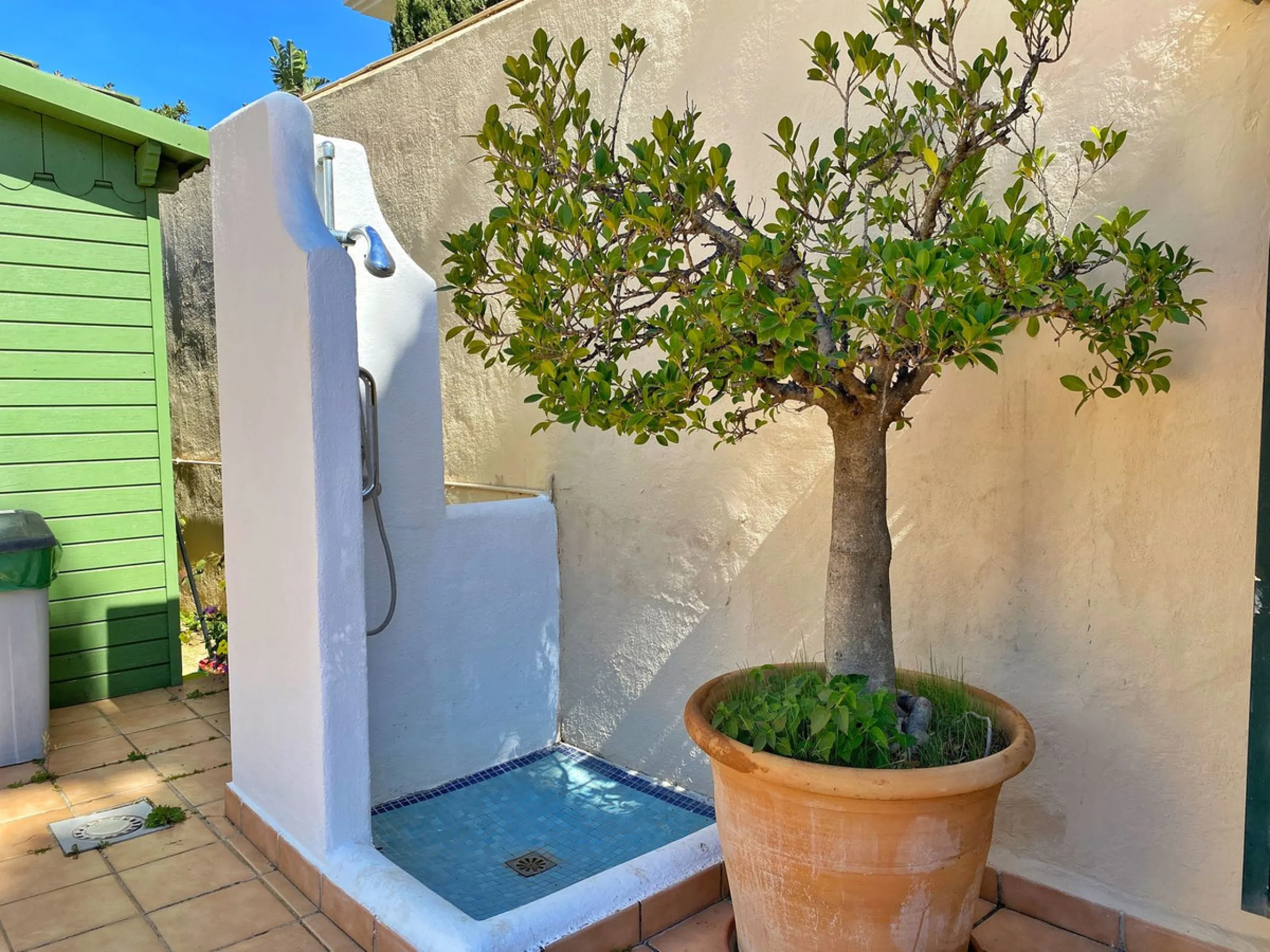 Fantastic independent villa located in the center of the city, a few minutes walk from the old town and Ricardo Soriano avenue.