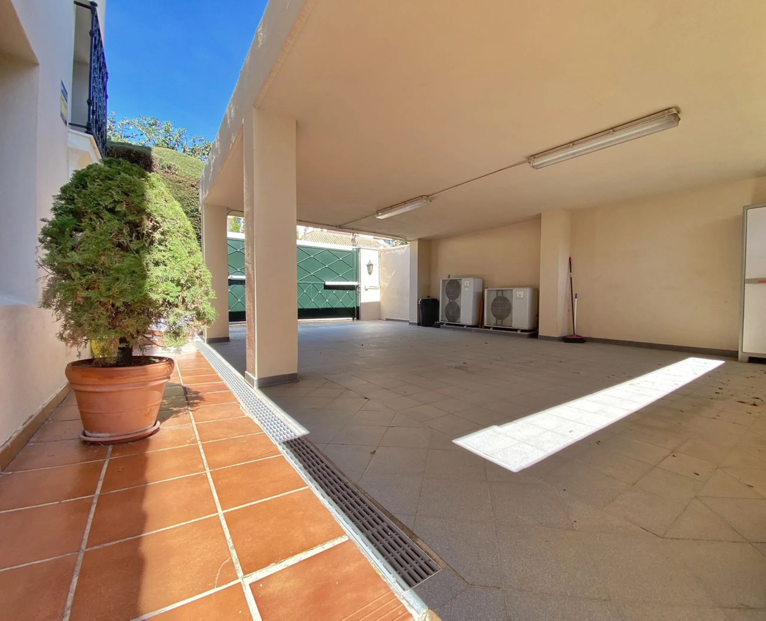 Fantastic independent villa located in the center of the city, a few minutes walk from the old town and Ricardo Soriano avenue.