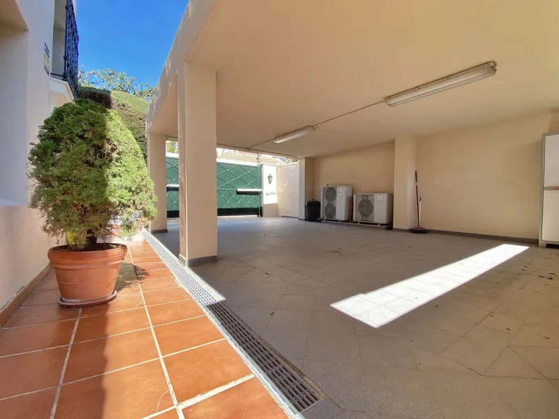 Fantastic independent villa located in the center of the city, a few minutes walk from the old town and Ricardo Soriano avenue.