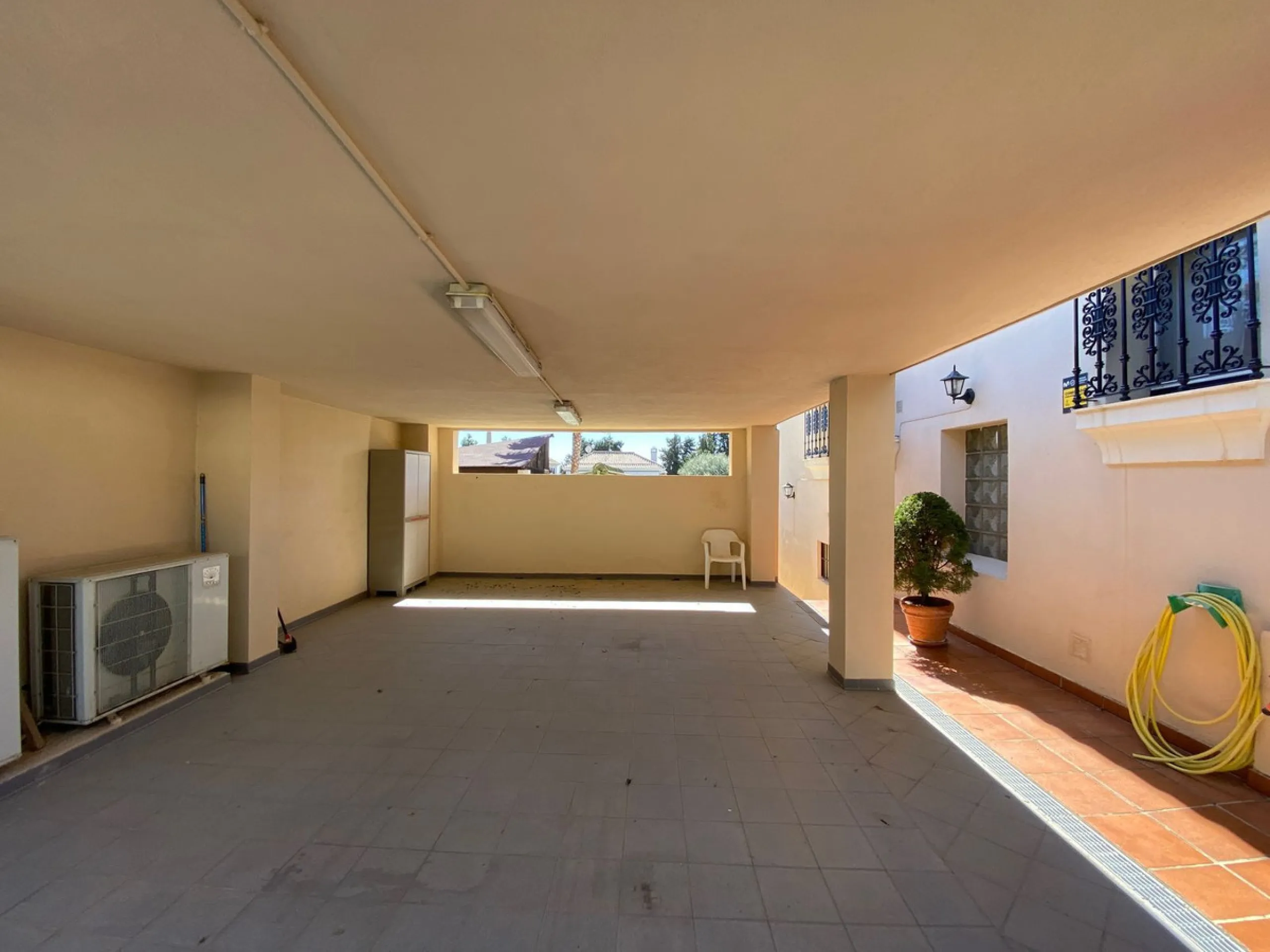 Fantastic independent villa located in the center of the city, a few minutes walk from the old town and Ricardo Soriano avenue.