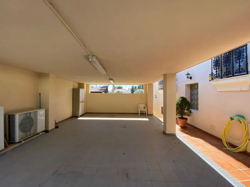 Fantastic independent villa located in the center of the city, a few minutes walk from the old town and Ricardo Soriano avenue.