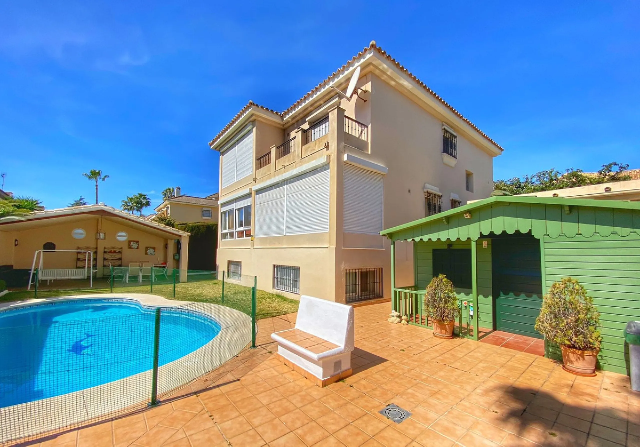 Fantastic independent villa located in the center of the city, a few minutes walk from the old town and Ricardo Soriano avenue.