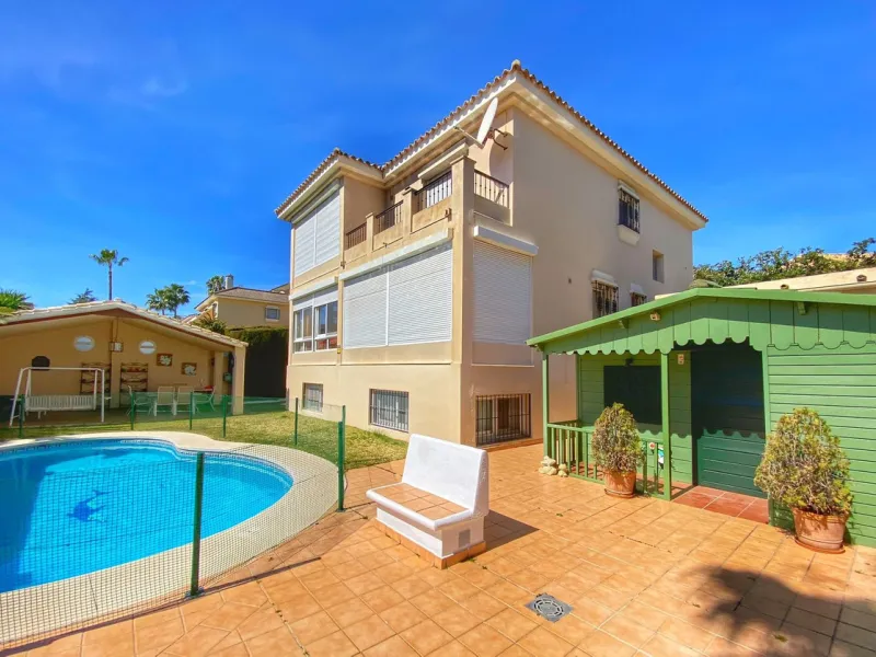 Fantastic independent villa located in the center of the city, a few minutes walk from the old town and Ricardo Soriano avenue.