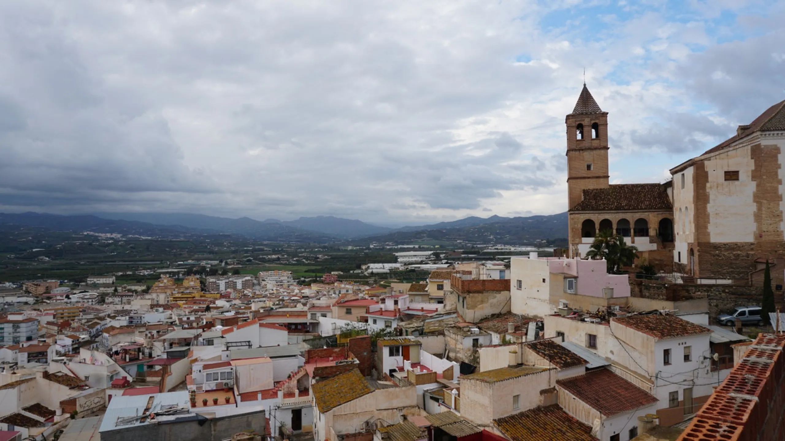 Are you looking for an investment in one of the areas with the best views in Vélez Málaga? If that is so, this property is for you. With all the projects already approved and sufficient space for 9 apartments and 11 parking spots. The project is made up b