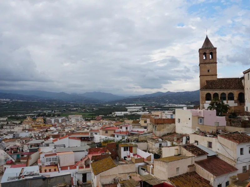 Are you looking for an investment in one of the areas with the best views in Vélez Málaga? If that is so, this property is for you. With all the projects already approved and sufficient space for 9 apartments and 11 parking spots. The project is made up b