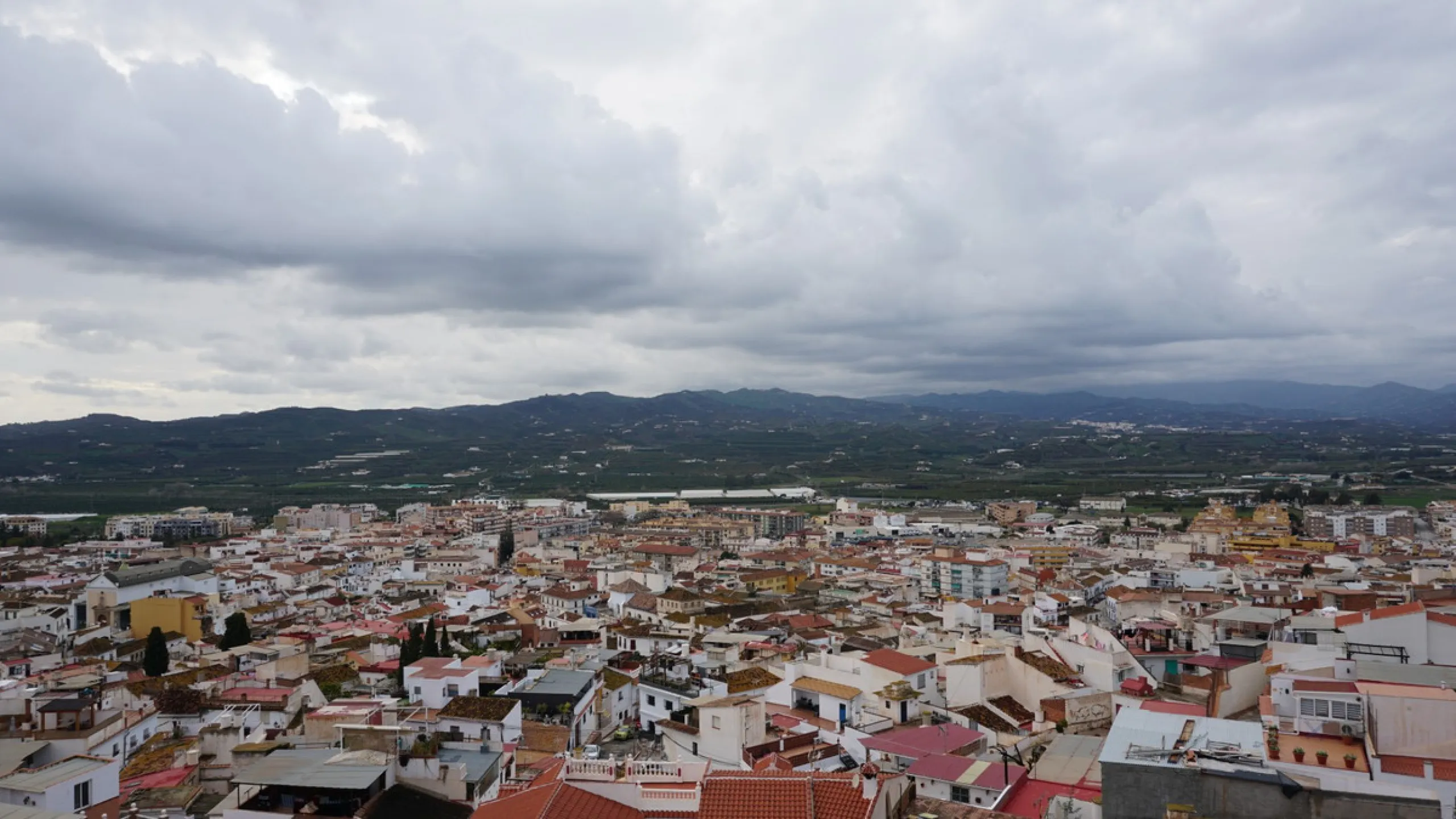Are you looking for an investment in one of the areas with the best views in Vélez Málaga? If that is so, this property is for you. With all the projects already approved and sufficient space for 9 apartments and 11 parking spots. The project is made up b