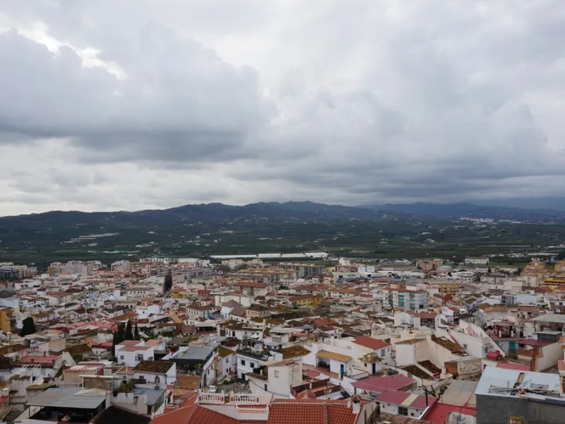 Are you looking for an investment in one of the areas with the best views in Vélez Málaga? If that is so, this property is for you. With all the projects already approved and sufficient space for 9 apartments and 11 parking spots. The project is made up b
