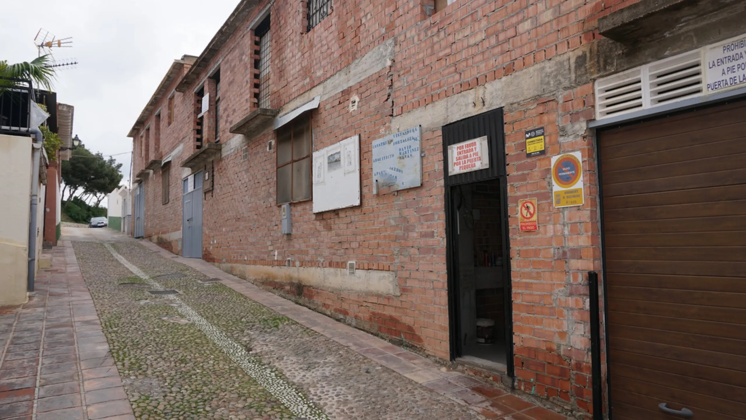 Are you looking for an investment in one of the areas with the best views in Vélez Málaga? If that is so, this property is for you. With all the projects already approved and sufficient space for 9 apartments and 11 parking spots. The project is made up b