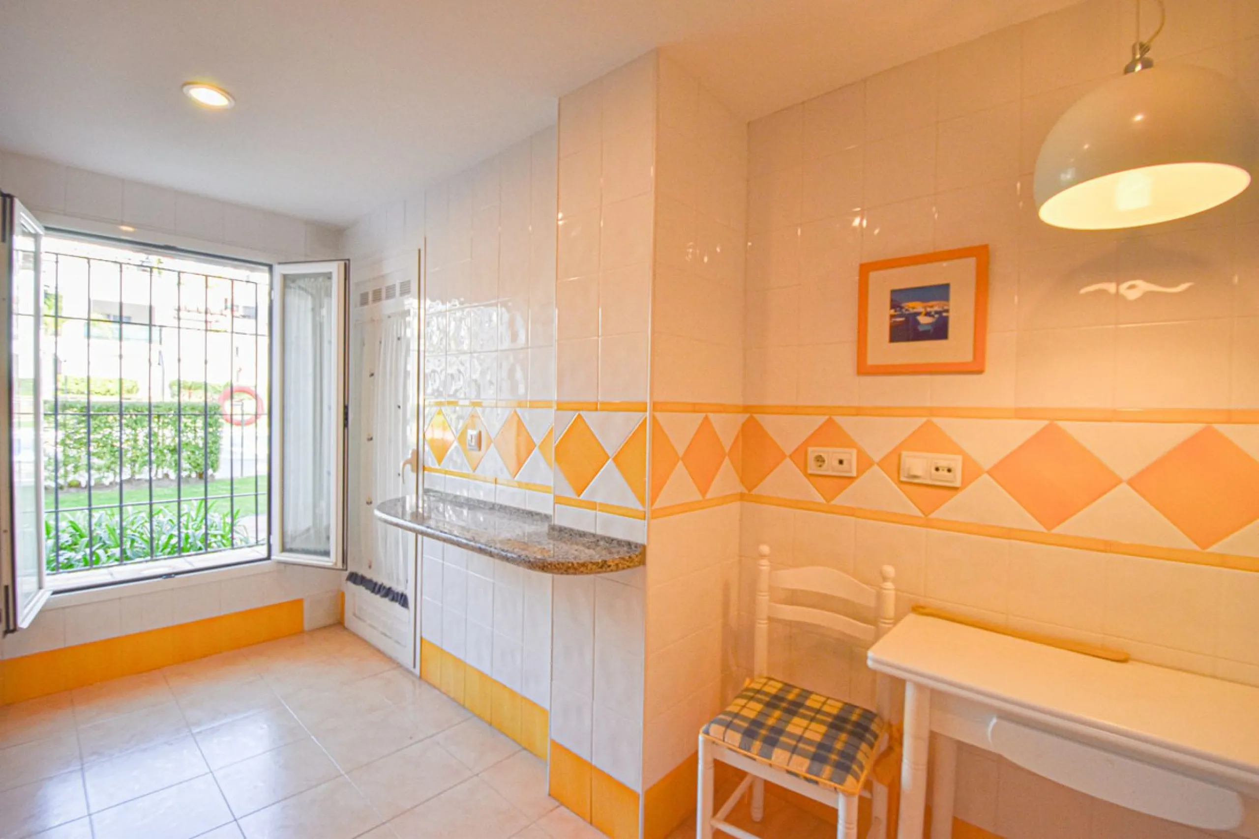 Entdecken Sie diese fantastische Wohnung an der Strandpromenade von San Pedro de Alcántara/Nueva Alcántara, einer der begehrtesten Gegenden von Marbella, nur wenige Schritte vom Meer und der Uferpromenade entfernt