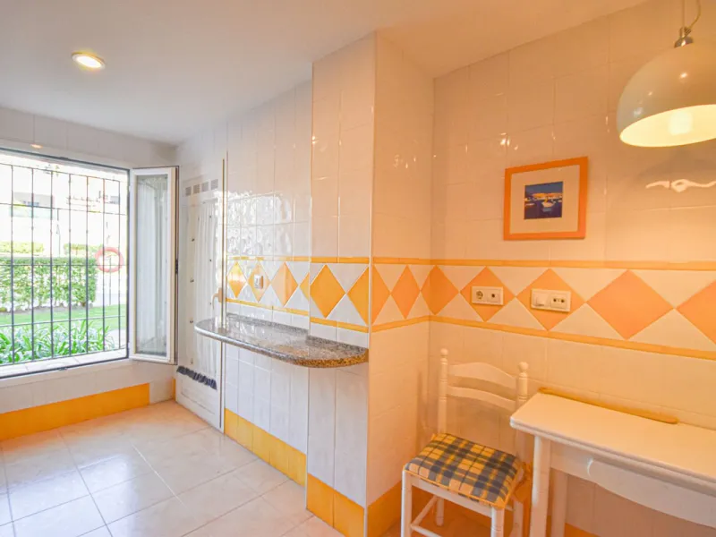 Entdecken Sie diese fantastische Wohnung an der Strandpromenade von San Pedro de Alcántara/Nueva Alcántara, einer der begehrtesten Gegenden von Marbella, nur wenige Schritte vom Meer und der Uferpromenade entfernt