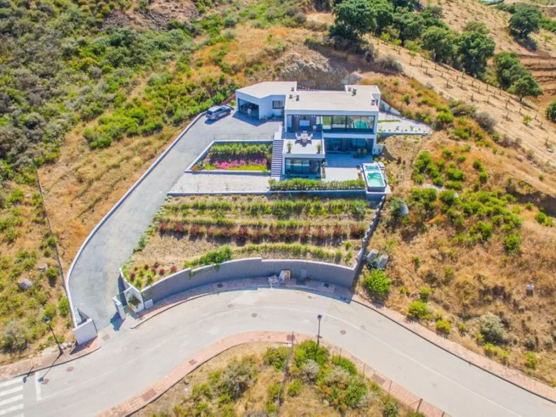 House - Detached Villa в продаже в Mijas, Málaga. В доме 4 спален и 3 ванных комнат. Площадь дома 252 м². Площадь участка 1853 м²