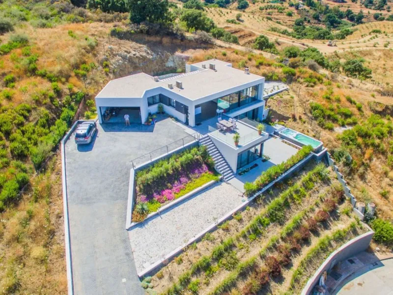House - Detached Villa в продаже в Mijas, Málaga. В доме 4 спален и 3 ванных комнат. Площадь дома 252 м². Площадь участка 1853 м²