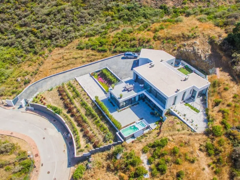 House - Detached Villa в продаже в Mijas, Málaga. В доме 4 спален и 3 ванных комнат. Площадь дома 252 м². Площадь участка 1853 м²